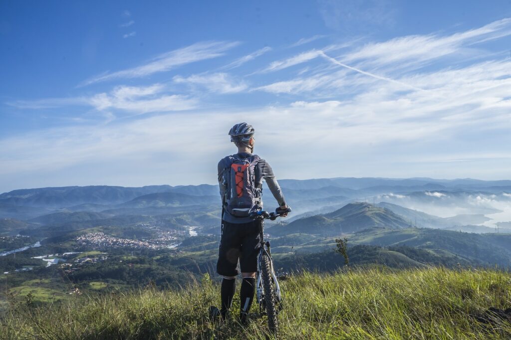Mann Fahrrad Berglandschaft Reifenpannen beim eBike vermeiden Unsere Tipps