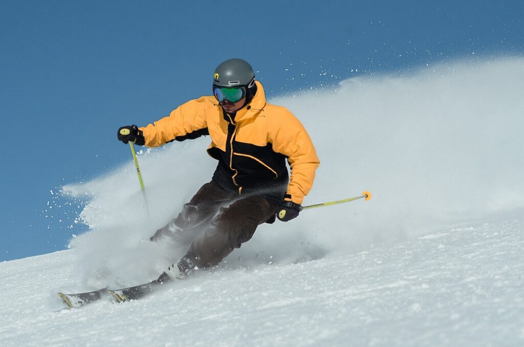 Mann beim Skifahren Action Die besten Skihelme mit Visier Darauf achten