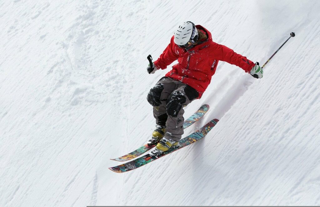 Mann beim Skifahren Die besten Skischuhe für Anfänger