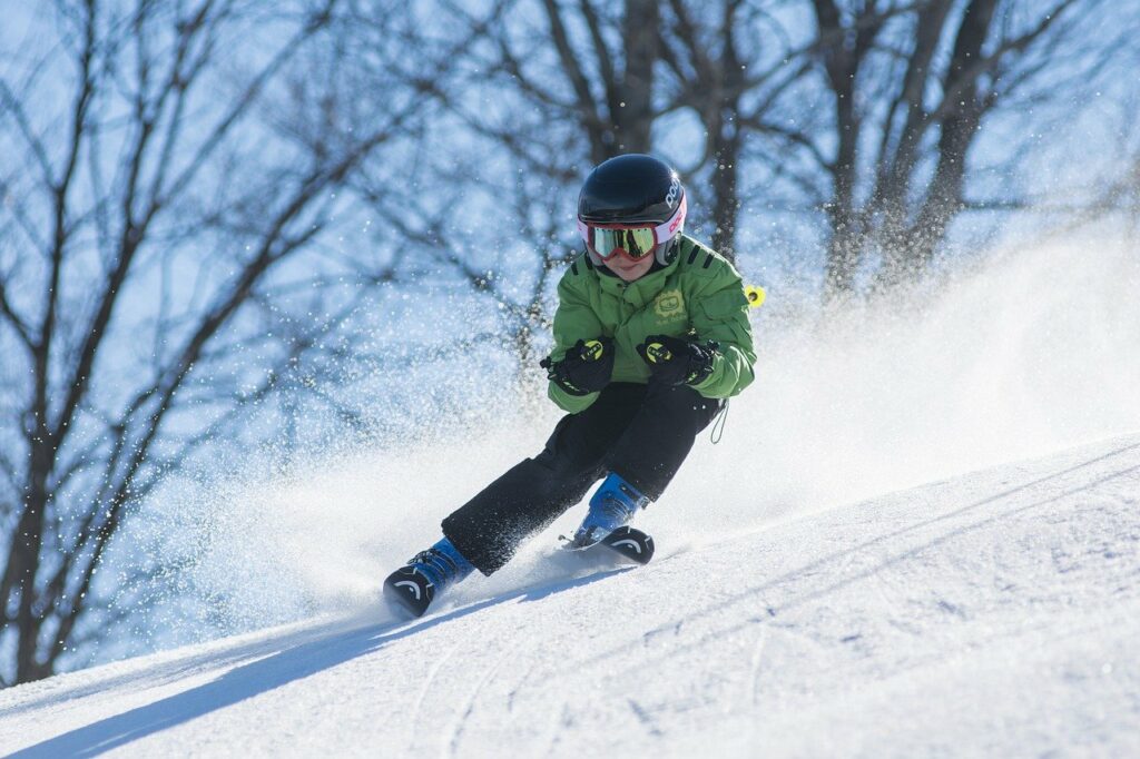 junge beim Skifahren Die besten Skianzüge für Kinder Darauf achten!