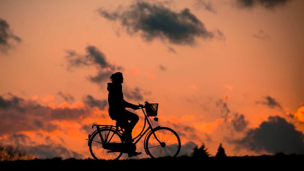 Frau Fahrrad Outdoor Radfahren bei jedem Wetter Darauf kommt es bei der Fahrradbekleidung an