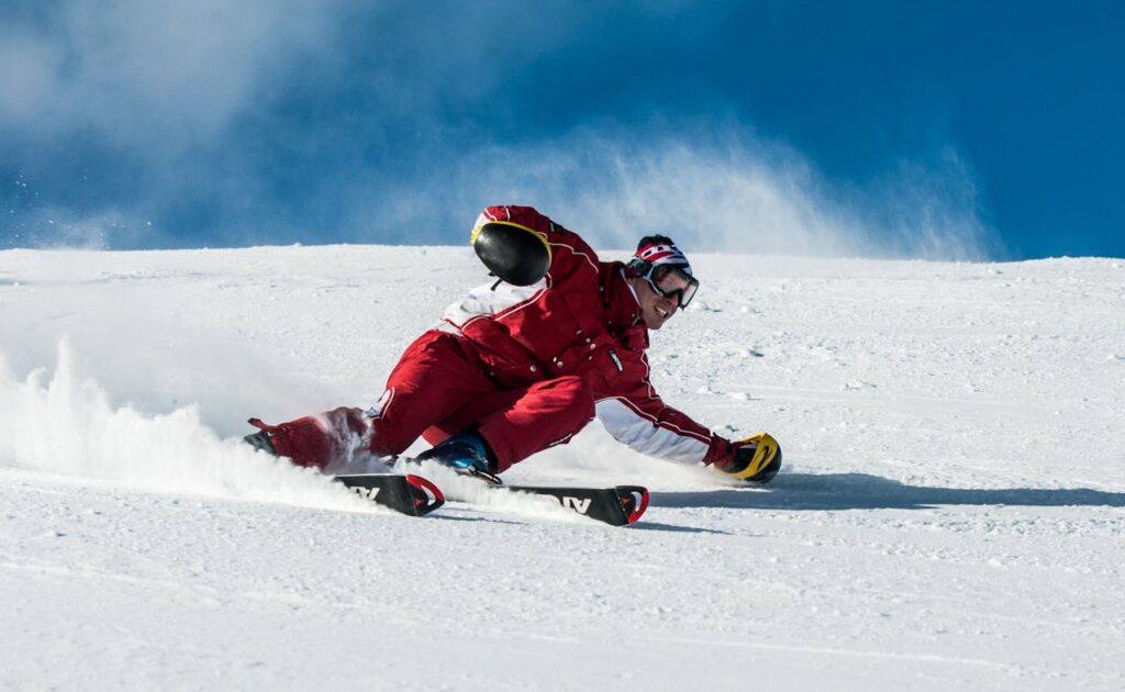 Mann beim Skifahren Schnee Welche Ski-Arten gibt es Verschiedene Skimodelle