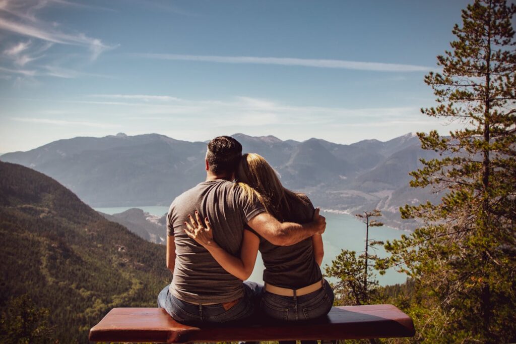 Paar geniesst Ausblick Natur Landschaft Outdoor-Urlaub als Paar Spannende Aktivitäten