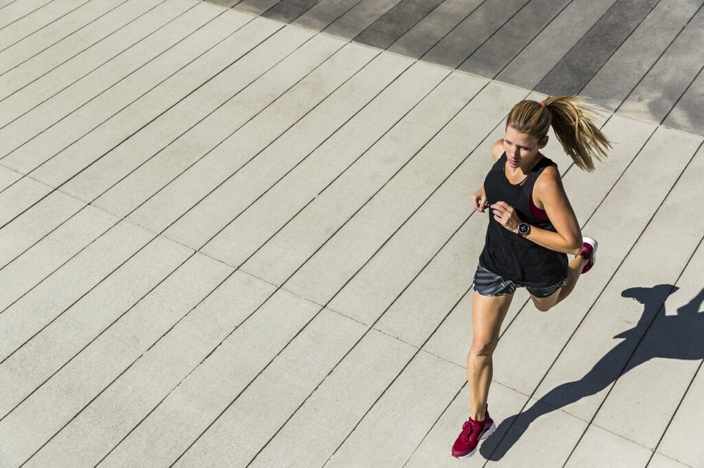 Frau laufen Fitness Kardiovaskuläres Training – 6 Tipps wie du deine Ausdauer verbessern kannst