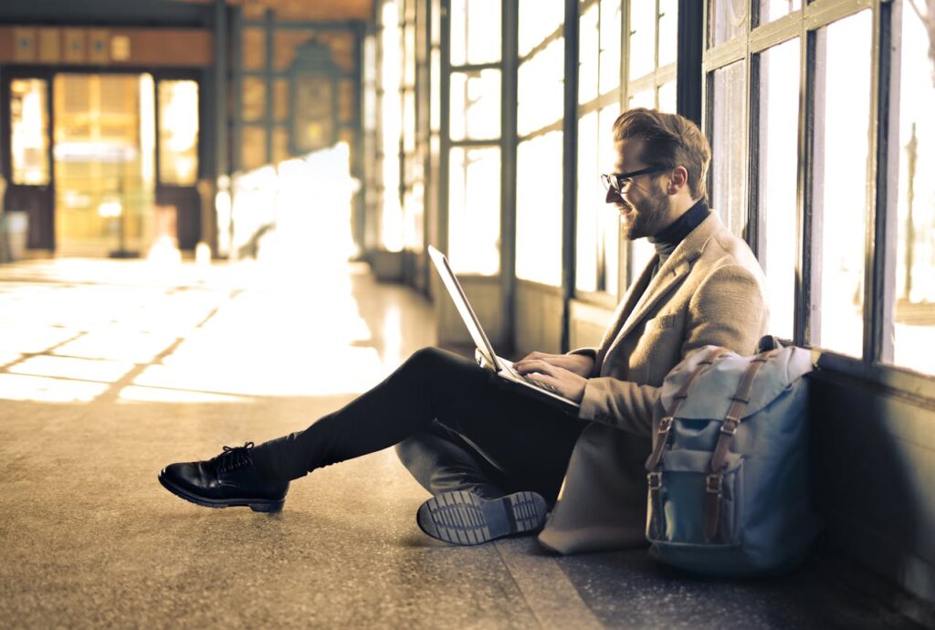 Mann Flughafen Laptop Warum kleine Reiseblogs so lesenswert sind