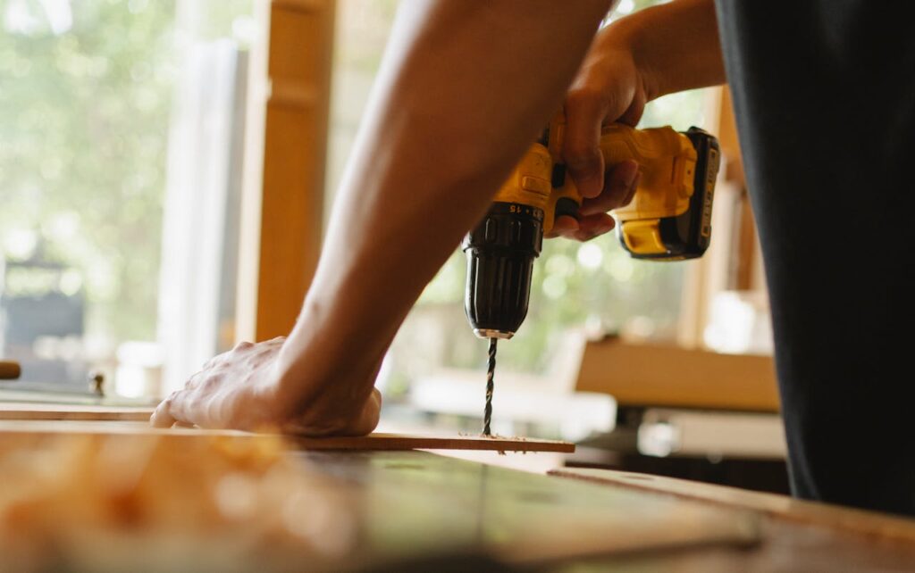 Handwerker Holz Qualitativ hochwertige Sockelleisten erkennen – darauf sollten Sie achten