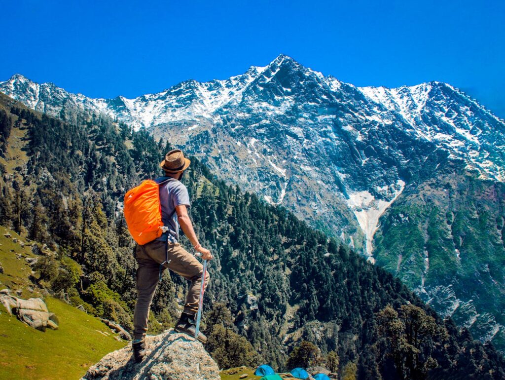 Mann wandern Berge Alpen Bayern Wandern Guide – Die besten Tipps, Routen und Highlights